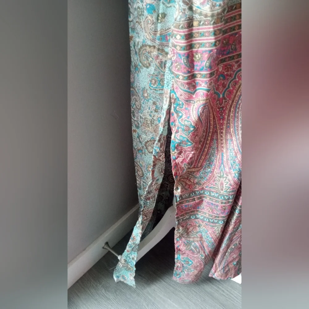 Elegant Paisley Maxi Dress - Picture 5 of 6